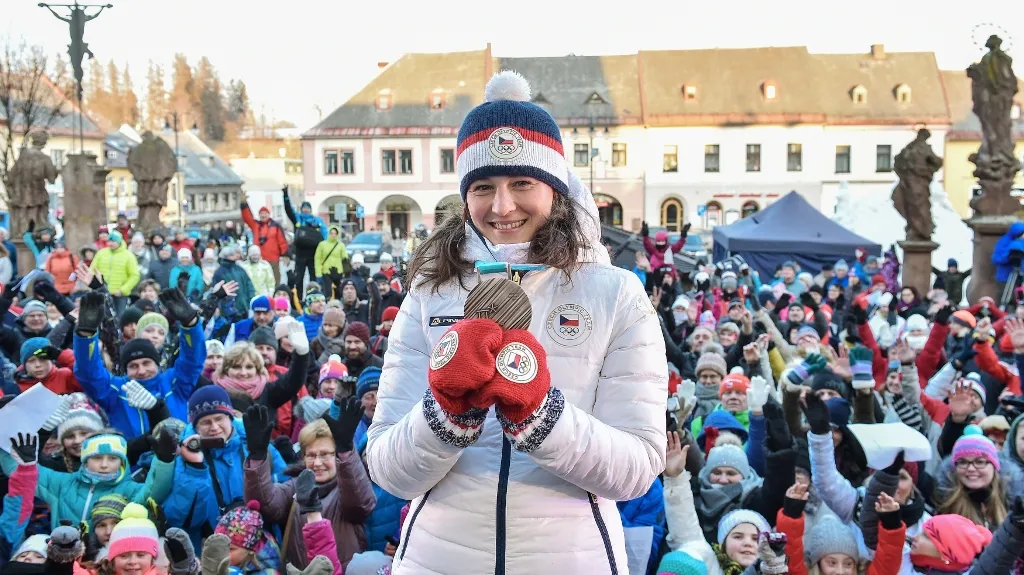 Veronika Vítková na zaplněném náměstí v Jilemnici