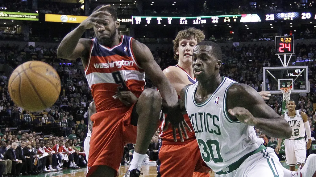 Jan Veselý (uprostřed) v zápase s Bostonem 