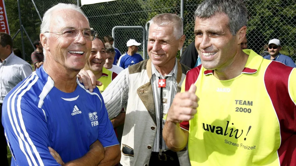Timo Konietzka (uprostřed) s Franzem Beckenbauerem v roce 2007