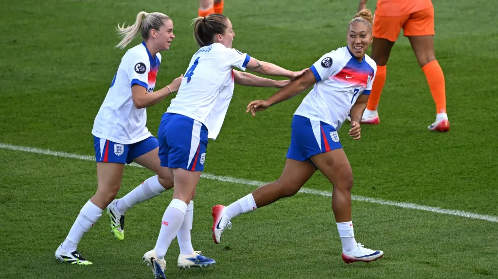 Angličanka Lauren Jamesová oslavuje gól proti Nizozemsku