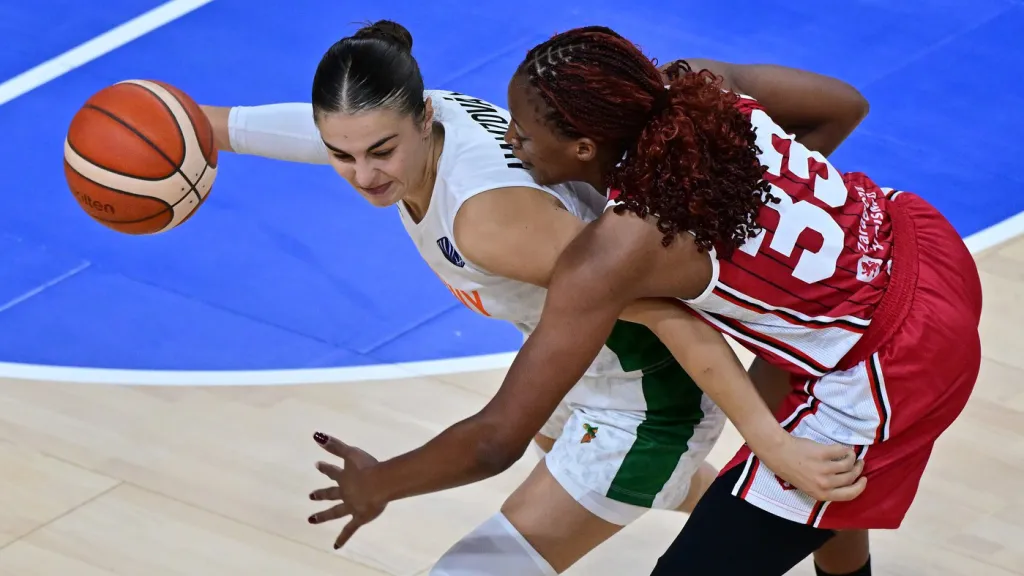 Eliška Hamzová a Stephanie Mawuliová v utkání Žabiny – Zaragoza