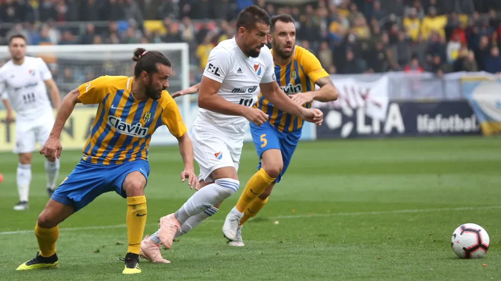 Milan Baroš z Ostravy (uprostřed) uniká opavské dvojici Pavel Zavadil - Jan Žídek