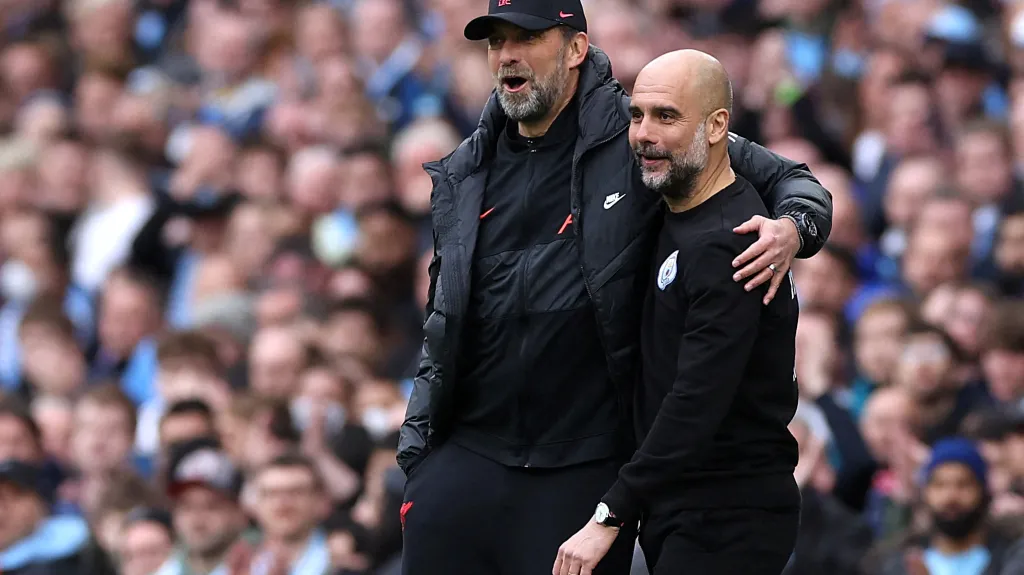 Kouč Liverpoolu Jürgen Klopp (vlevo) a trenér Manchesteru City Pep Guardiola