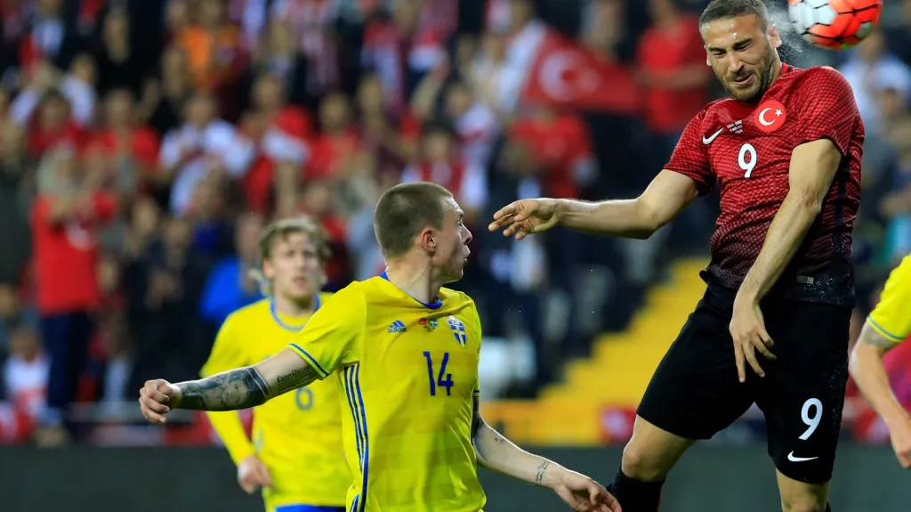 Turek Cenk Tosun střílí gól do sítě Švédska