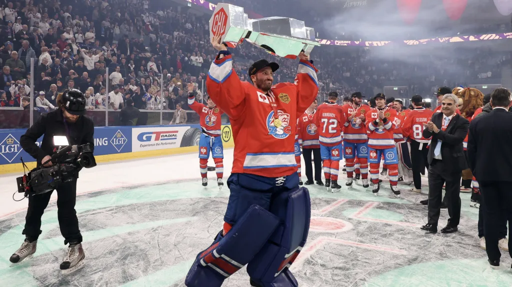 Šimon Hrubec s trofejí pro vítěze Ligy mistrů