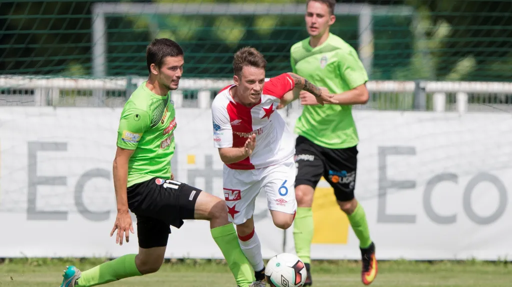 Jan Sýkora ze Slavie Praha v akci proti Viktorii Žižkov