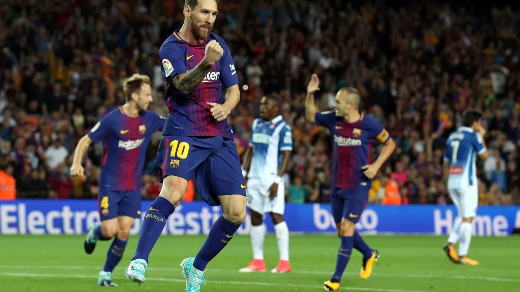Lionel Messi slaví jeden z gólů proti Espaňolu