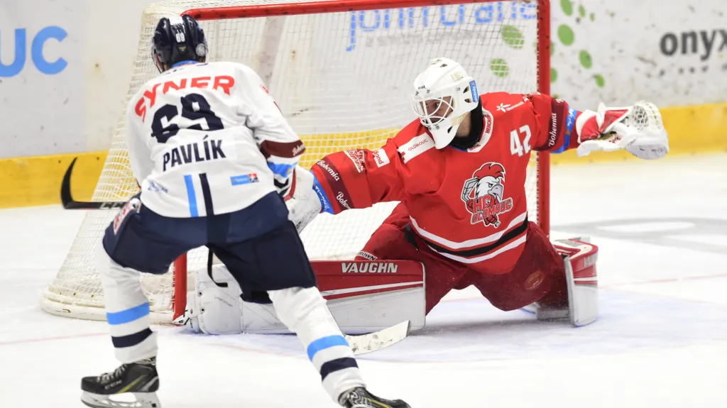 Radovan Pavlík skóruje proti olomouckému brankáři Branislavu Konrádovi