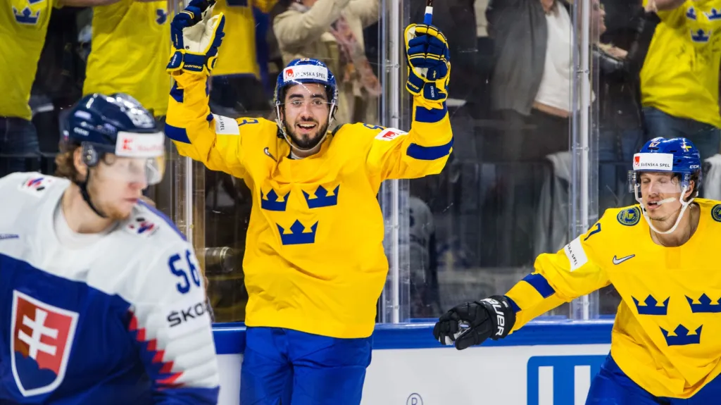 Švéd Mika Zibanejad se raduje z gólu v síti Slovenska