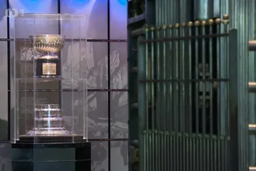 Původní Stanleyův pohár v Hokejové síni slávy v Torontu