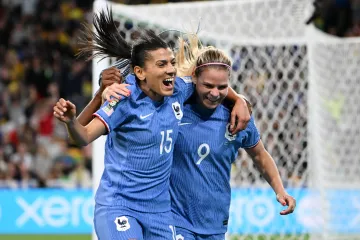Eugénie Le Sommerová (vpravo) oslavuje gól proti Brazilkám s Kenzou Daliovou (vlevo)
