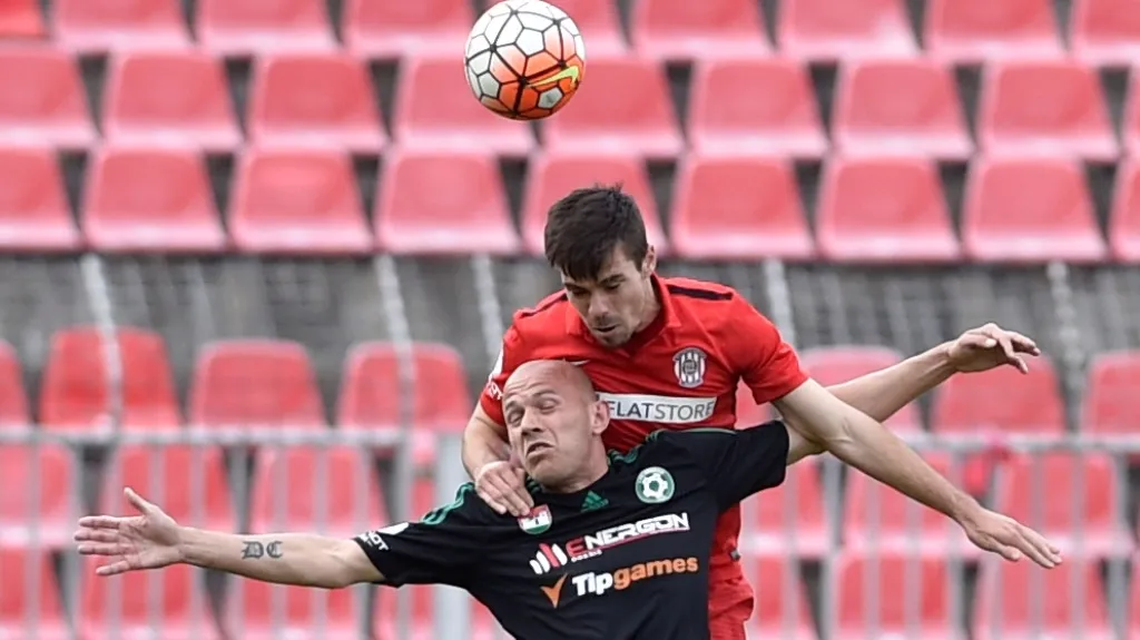 Roman Bednář z Příbrami v souboji s Petrem Buchtou z Brna