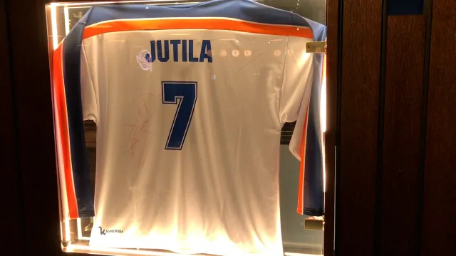 Historické fotografie a dresy v restauraci v Nokia Areně