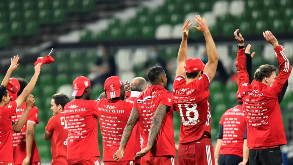 Fotbalisté Bayernu se radují ze zisku ligového titulu