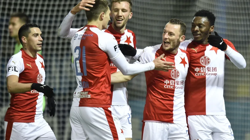 Hráči Slavie se radují po gólu