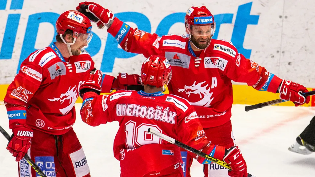 Radost třineckých hokejistů z trefy Martina Růžičky