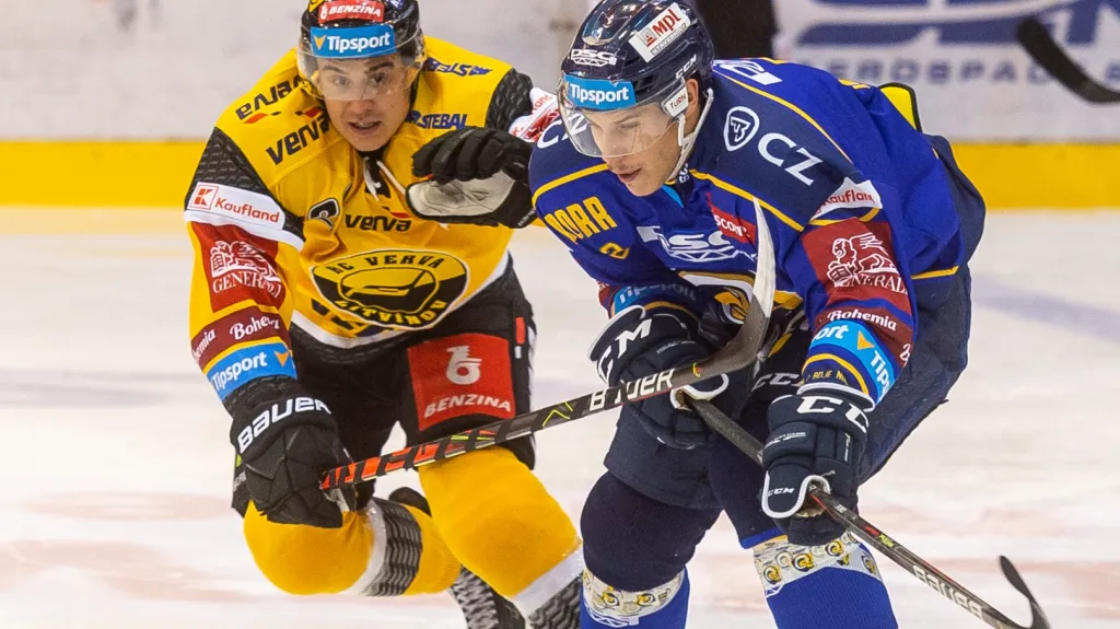 Karel Kubát v souboji s Tomášem Fořtem ze Zlína 