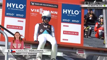 Skok Karoliny Indráčkové na velkém můstku v Holmenkollenu