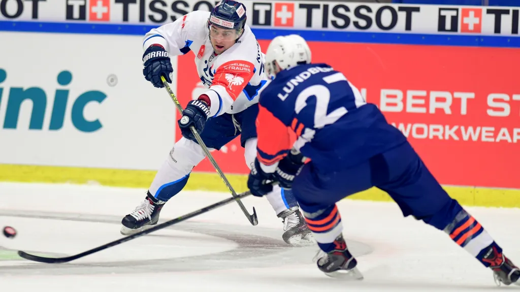 Liberecký Lukáš Krenželok (v bílém) v zápase proti Växjö