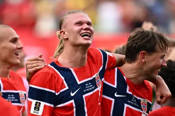 Erling Haaland slaví s norskými spoluhráči