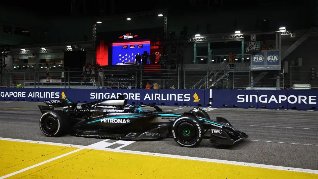 George Russell vítězí v GP Singapuru