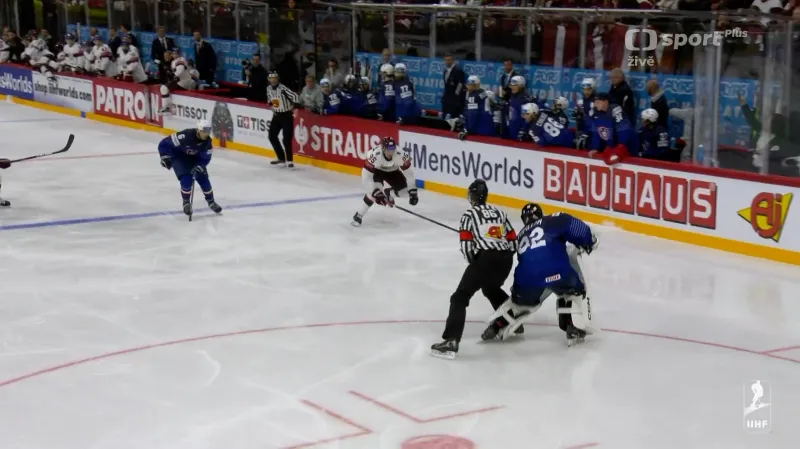 Kuriózní zákrok gólmana Papillona na rozhodčího i soupeře