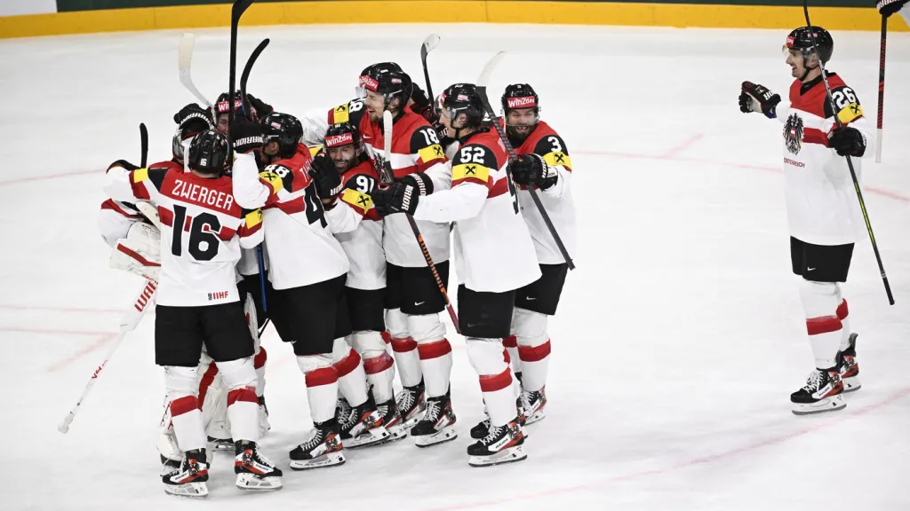 Rakouští hokejisté slaví postup do čtvrtfinále