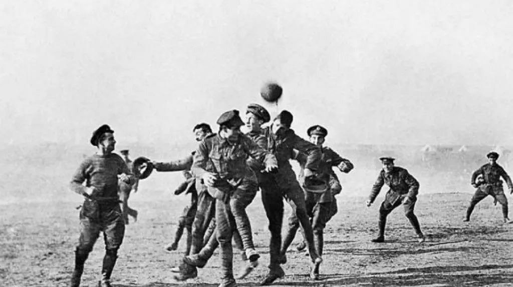 Horizont ČT24: Fotbal spojil válčící národy