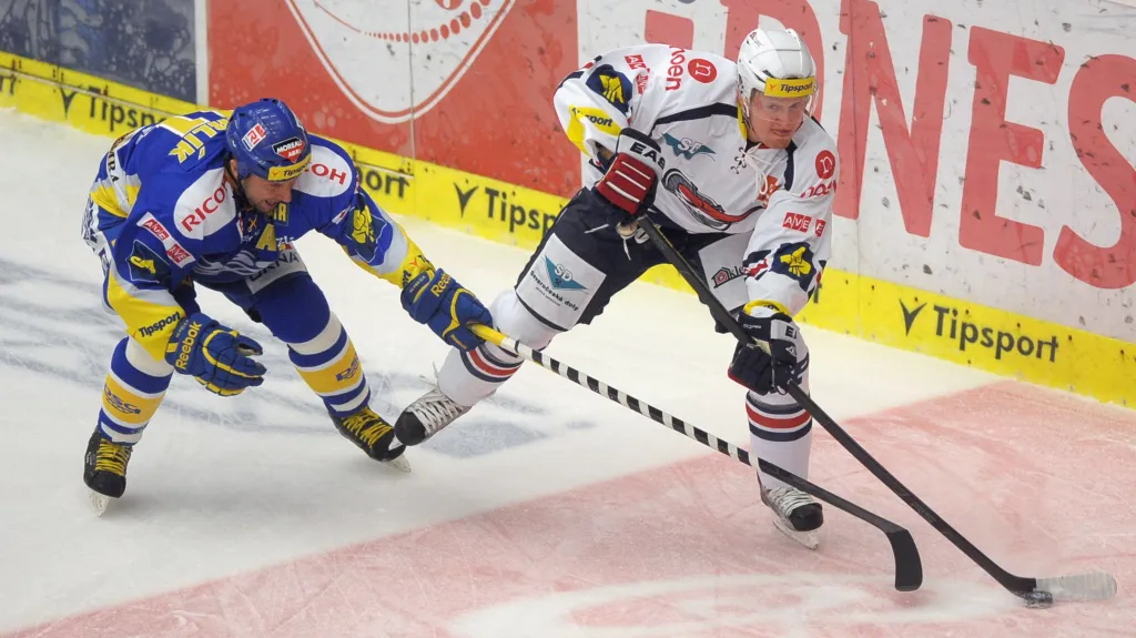 Útočník Chomutova Marek Sikora (vpravo) a zlínský obránce Martin Hamrlík