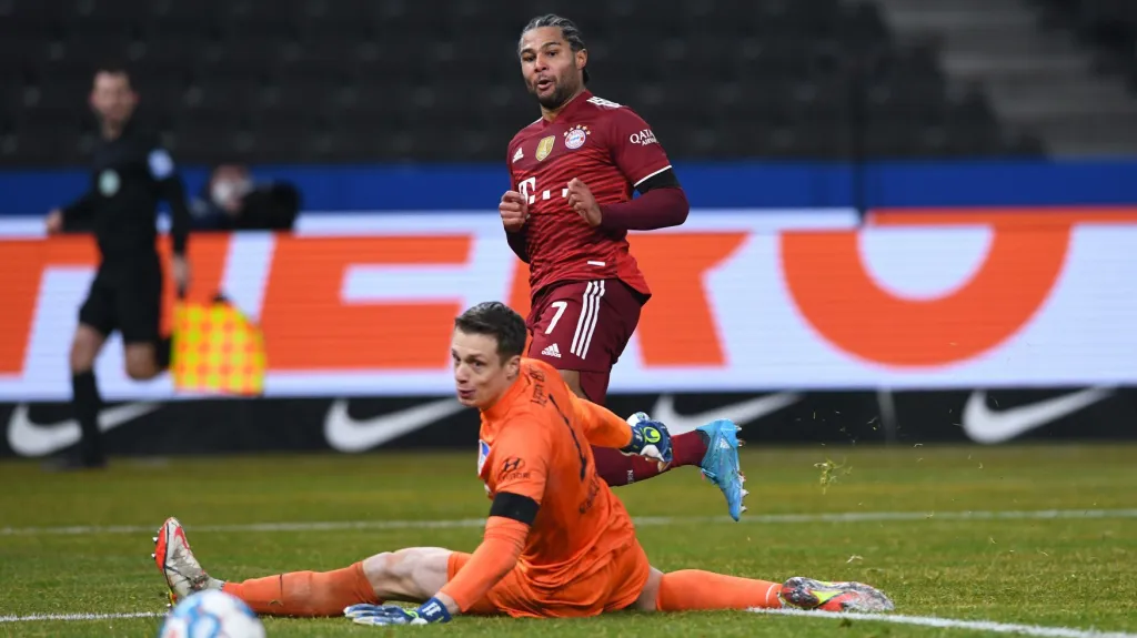 Serge Gnabry z Bayernu střílí gól v Bundeslize
