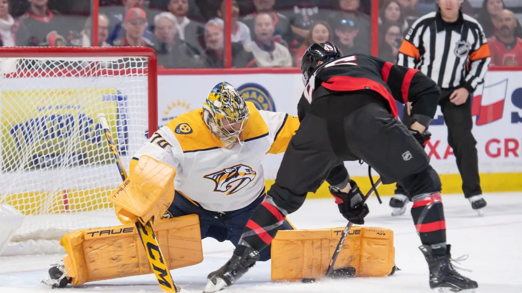 Brankář Juuse Saros z Nashvillu likviduje šanci Parkera Kellyho