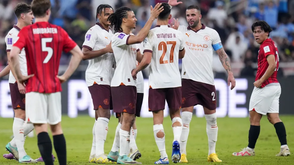 Fotbalisté Manchesteru City oslavují gól v utkání s Urawou