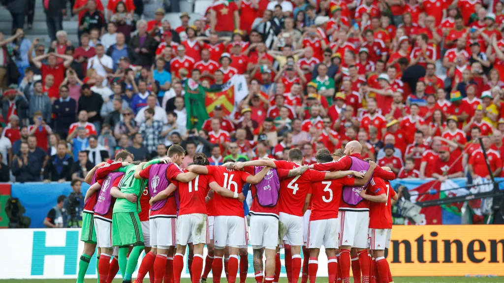Velšští fotbalisté s fanoušky