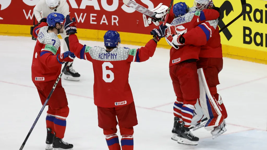 Radost českých hokejistů po postupu do semifinále