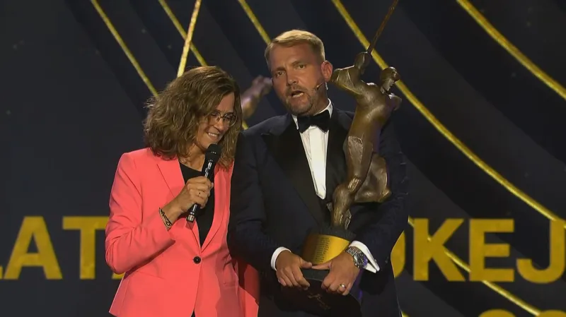 Zlatou hokejku pro Pastrňáka převzala jeho maminka