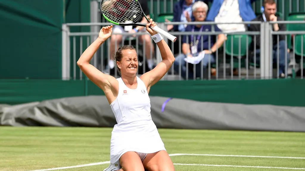 Barbora Strýcová se raduje z postupu do čtvrtfinále Wimbledonu