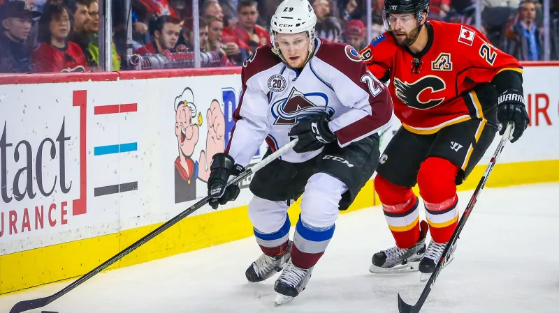 Nathan MacKinnon v dresu Colorada