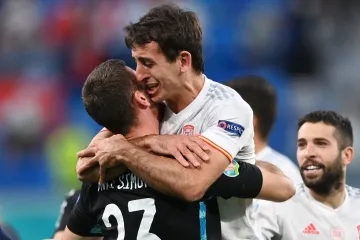 Mikel Oyarzabal se raduje s Unaiem Simonem