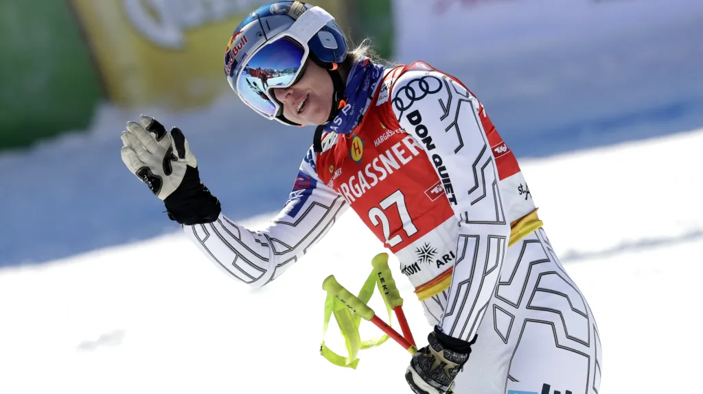 Ester Ledecká v cíli sjezdu ve Svatém Antonu