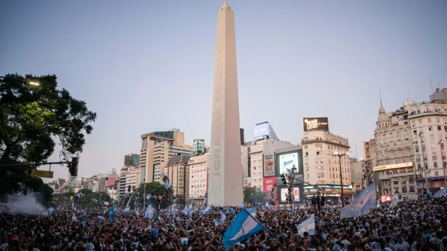 Tisíce fanoušků slavily v Buenos Aires kolem obelisku