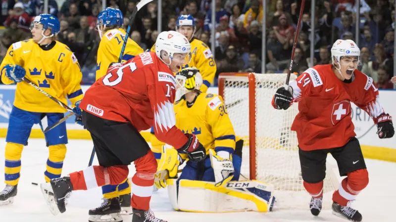 Švýcarští junioři slaví branku v utkání se Švédskem