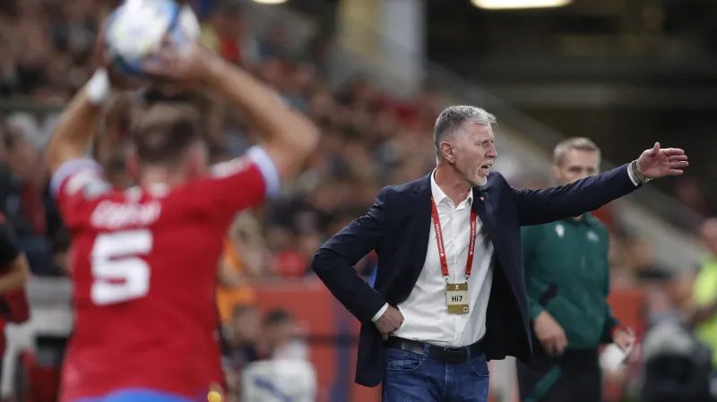 Trenér Jaroslav Šilhavý (vpravo) během utkání s Albánií