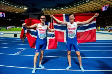 Henrik (vpravo) a Jakob Ingebrigtsenové po závodě na 5000 metrů na ME