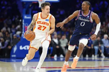Vít Krejčí a Tyrese Maxey v zápase Atlanty s Philadelphiíí