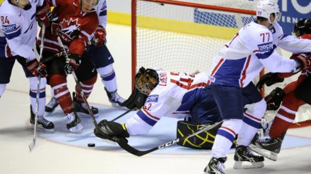 Francouzský brankář likviduje šanci Kanady