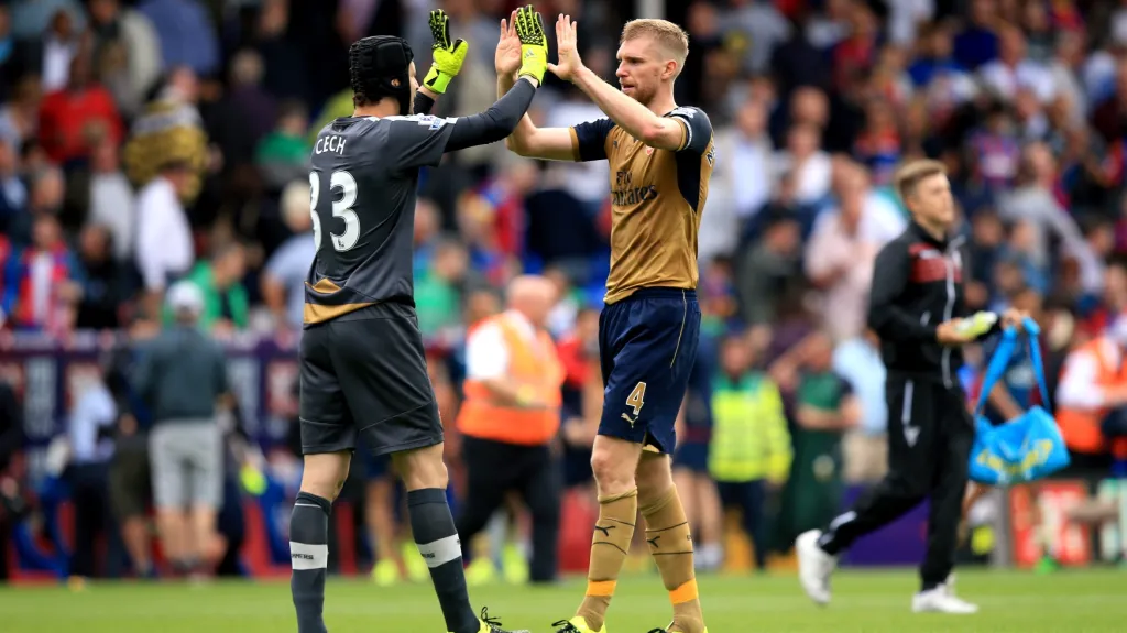 Petr Čech se raduje z vítězství Arsenalu s Perem Mertesackerem