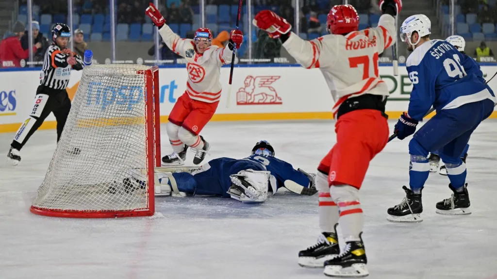 Marko Daňo z Třince překonává Dominika Furcha z brněnské Komety