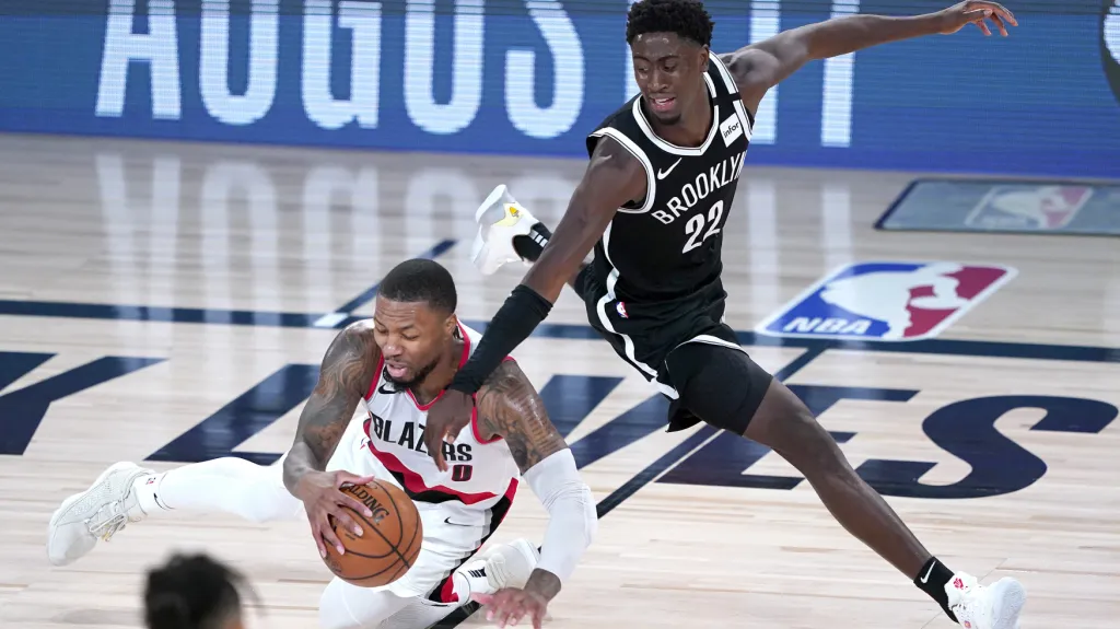 Damian Lillard se srdnatě pere o míč v zápasu s Brooklynem