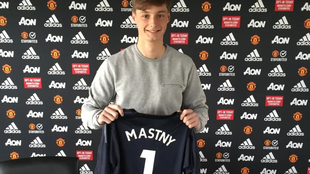 Ondřej Mastný pózuje s dresem Manchesteru United