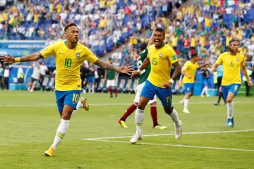 Brazilec Neymar slaví gól v síti Mexika